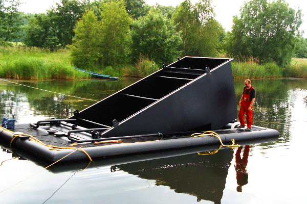 Integrale schwimmende Teich-in-Teich Kreislaufanlagen (FRAS: Floating Recirculating Aquaculture System) schützen Fische vor negativen Teichentwicklungen. Zur Verbesserung der Zanderaquakultur sowie zur optimierten Futterkonversation ist diese Pilotanlage konstruiert.